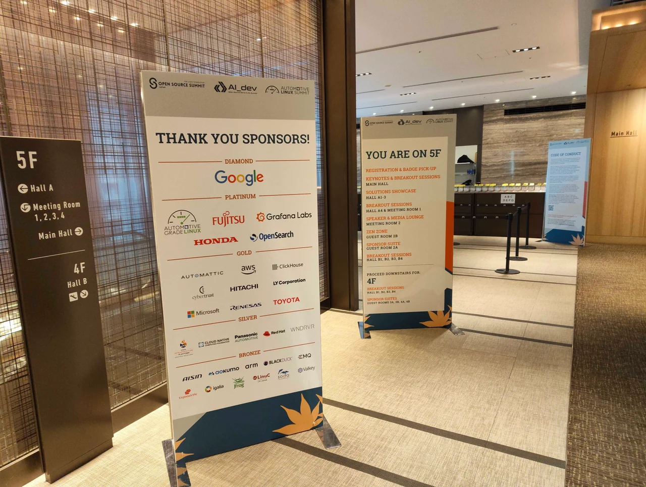 Open Source Summit Japanのイベント会場に設置された、スポンサー一覧とフロア案内のボード